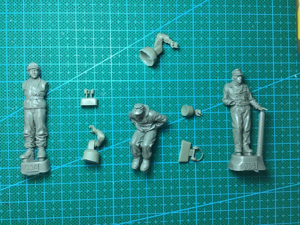 1/35 WWII German Tank Crew Winter 1944-45, 4 Figures, Resin Model Figure Kit, Unassembled and Unpainted
