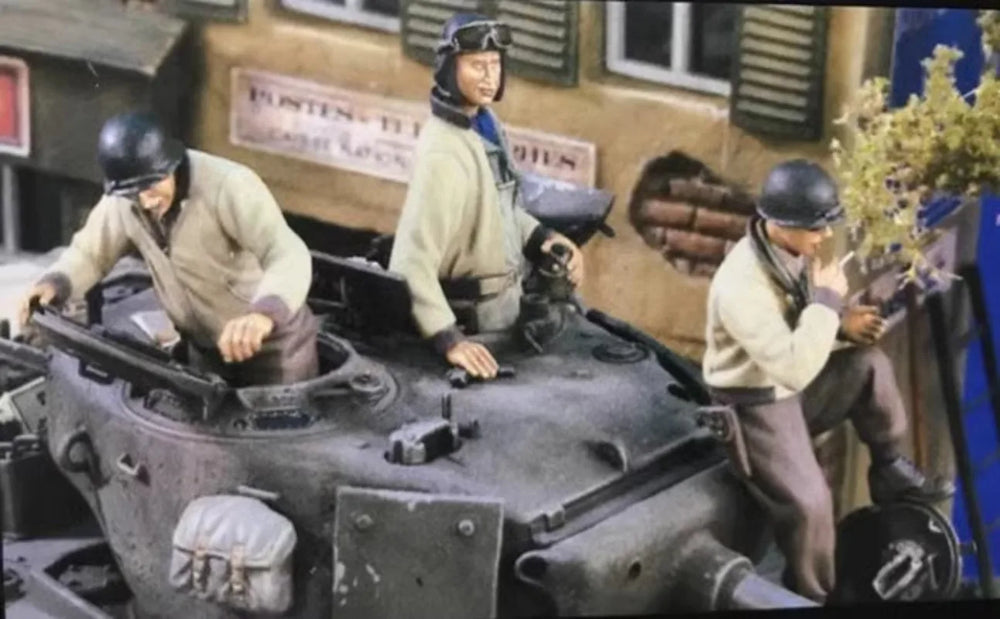 1/35 WWII US Tank Crew Four Tankers in Helmets, 3 Figures, Resin Model Figure Kit, Unassembled and Unpainted