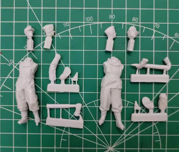 1/35 WWII German Gun Crew with Artillery Shell, 2 Figures, Resin Model Figure Kit, Unassembled and Unpainted