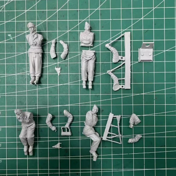 1/35 WWII German Panzer Crew Winter Rest, 4 Figures, Resin Model Figure Kit, Unassembled and Unpainted