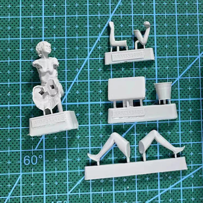 1/35 Country Girl with Bucket and Suitcase, Resin Model Figure Kit, Historical Theme, Unassembled and Unpainted