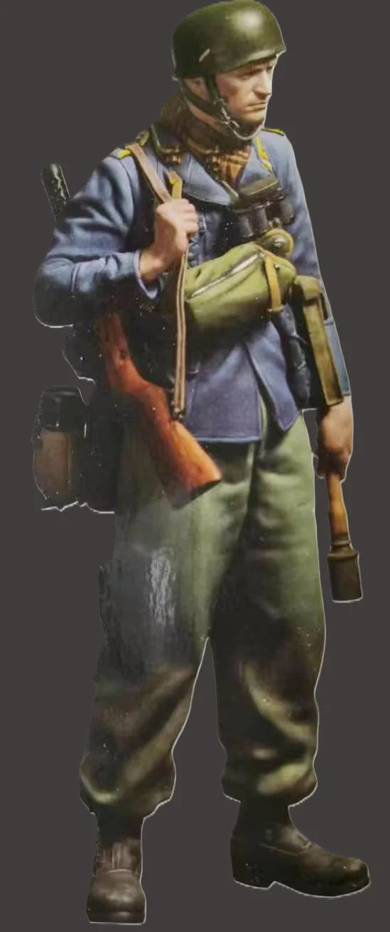 1/16 WWII German Infantry Soldier with Rifle and Pack, Resin Model Figure Kit, Unassembled and Unpainted