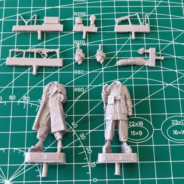 1/35 WWI German Infantry Officer and Soldier, 2 Figures, Resin Model Figure Kit, Unassembled and Unpainted