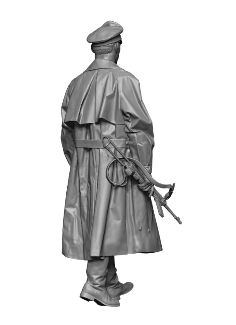 1/16 WWII German Officer in Greatcoat with Holstered Pistol, Resin Model Figure Kit, Unassembled and Unpainted