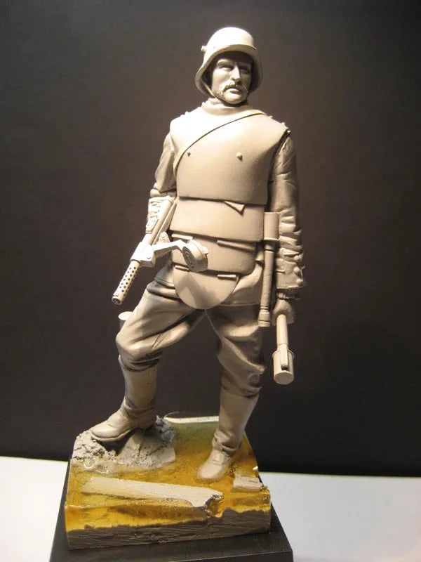 1/16 WWI German Soldier Standing with Rifle and Bayonet, Resin Model Figure Kit, Unassembled and Unpainted