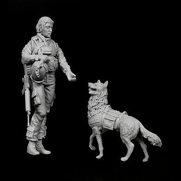 1/35 Modern Female Soldier with Dog, 2 Figures, Resin Model Figure Kit, Unassembled and Unpainted