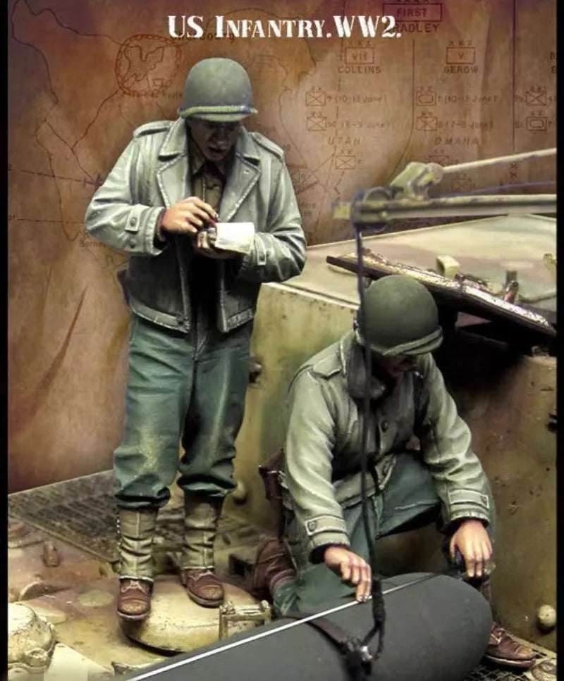 1/35 WWII US Soldier Reading Map with Crawling Rifleman, 2 Figures, Resin Model Figure Kit, Unassembled and Unpainted