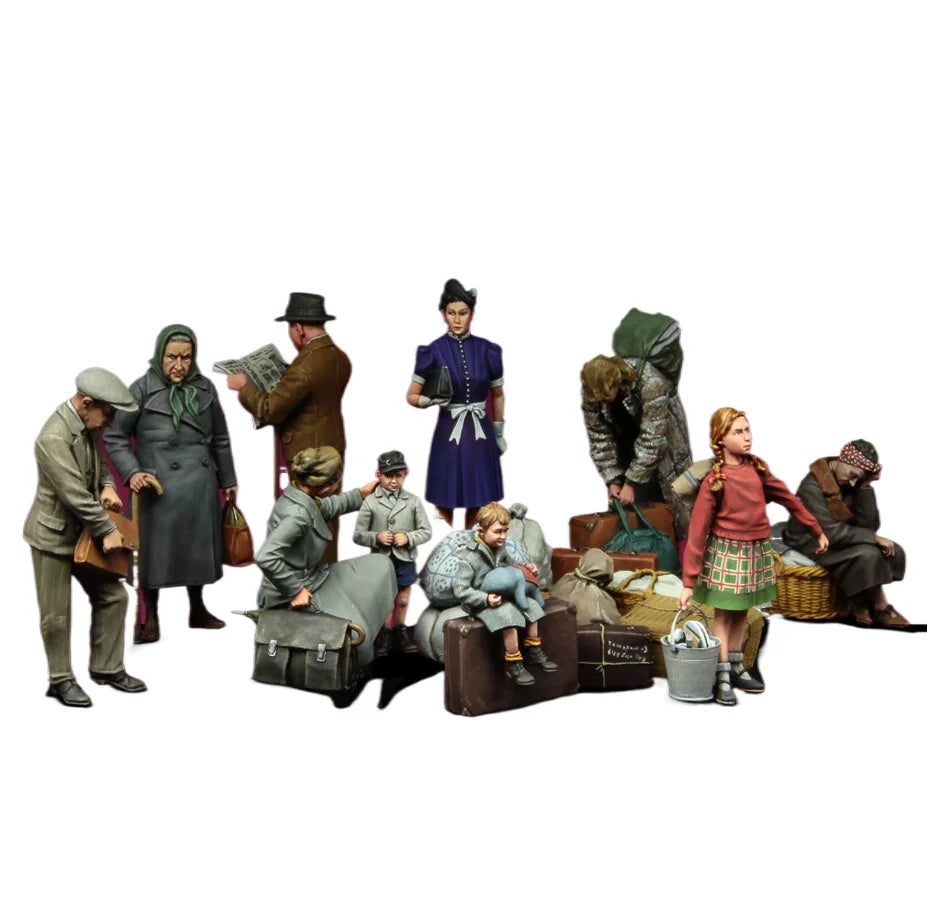 1/35 WWII Soviet Civilians Mixed Family Group, 8 Figures, Resin Model Figure Kit, Unassembled and Unpainted
