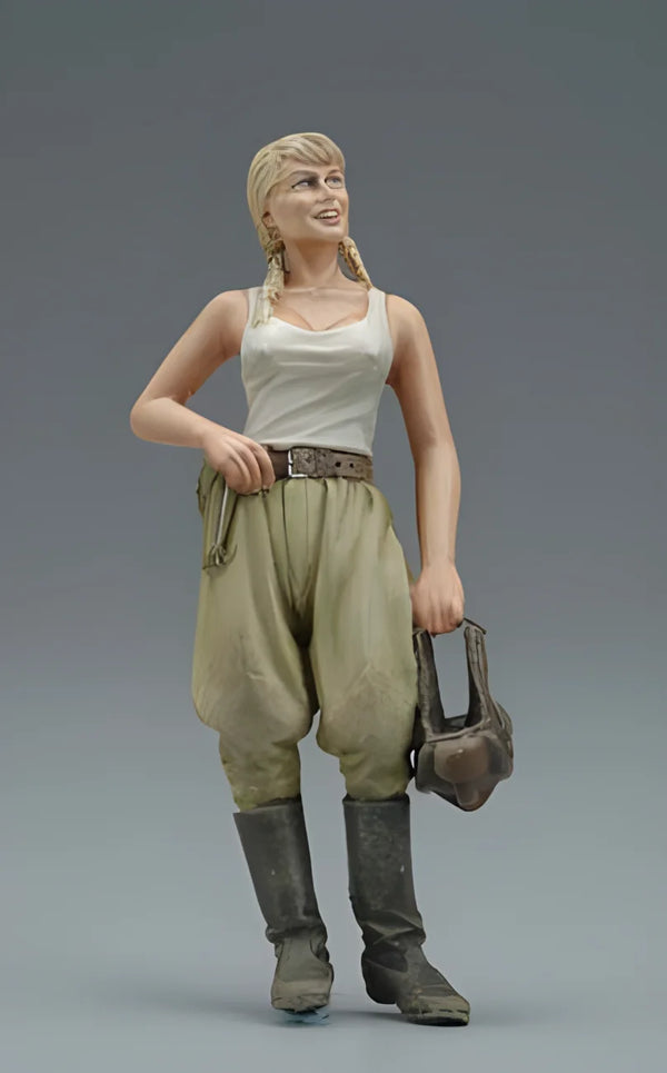 1/35 WWII Soviet Female Tank Crew, Resin Model Figure Kit, Unassembled and Unpainted