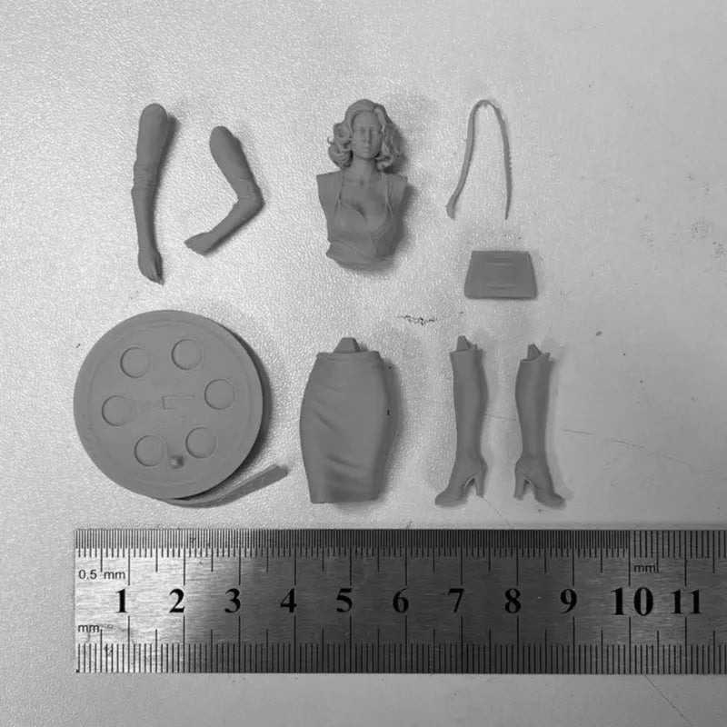1/24 Modern Woman in Formal Outfit, Resin Model Figure Kit, Unassembled and Unpainted