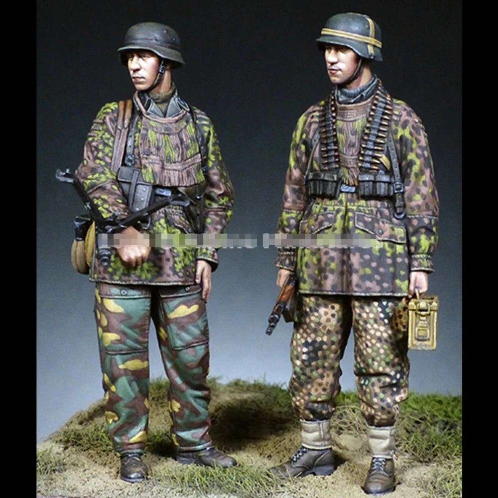 1/35 WWII German Wehrmacht Riflemen, 2 Figures, Resin Model Figure Kit, Unassembled and Unpainted