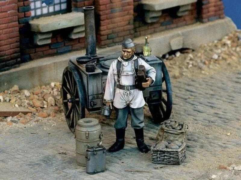 1/35 WWII German Field Cook with Equipment, Resin Model Figure Kit, Unassembled and Unpainted
