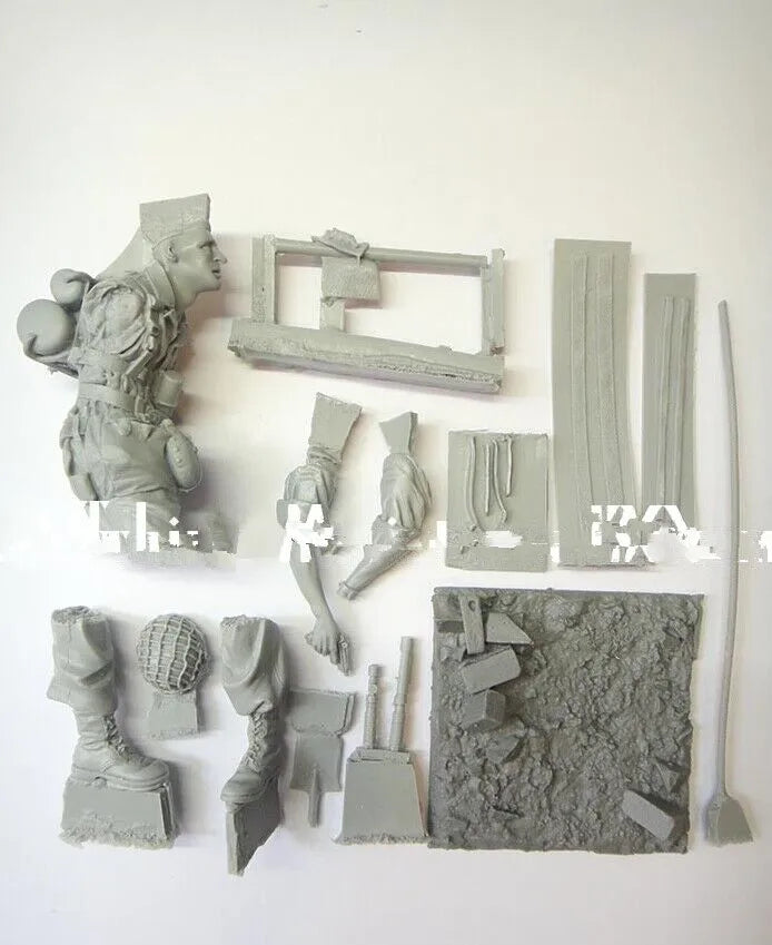 1/16 WWII US Flamethrower Operator Attacking, Resin Model Figure Kit, Unassembled and Unpainted