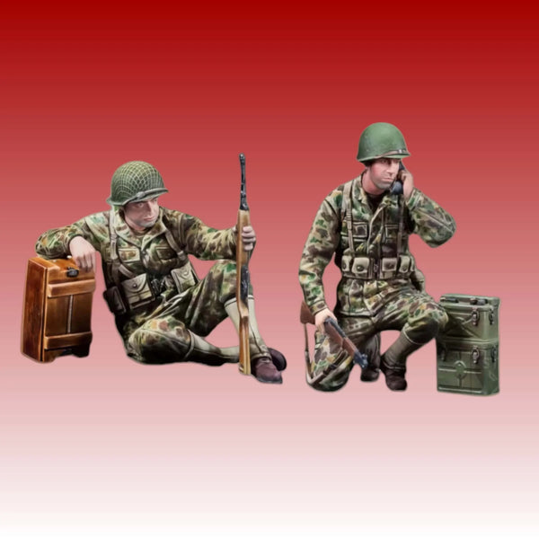 1/35 WWII German Infantry in Combat with MP40 and Suitcase, 2 Figures, Resin Model Figure Kit, Unassembled and Unpainted