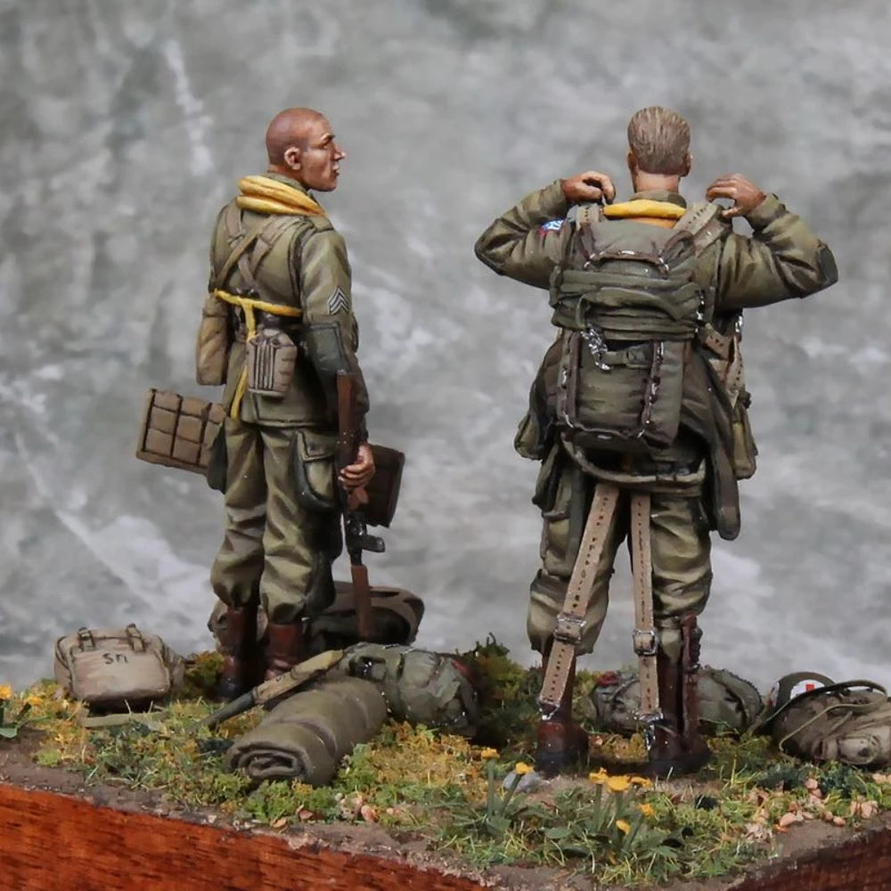 1/35 WWII German Paratroopers with Yellow Life Vests, 4 Figures, Resin Model Figure Kit, Unassembled and Unpainted