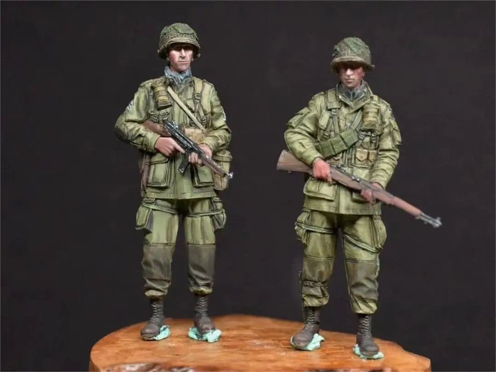 1/35 WWII Soviet Infantry at Rest and Ready, 2 Figures, Resin Model Figure Kit, Unassembled and Unpainted
