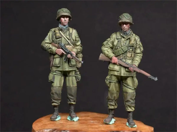 1/35 WWII Soviet Infantry at Rest and Ready, 2 Figures, Resin Model Figure Kit, Unassembled and Unpainted
