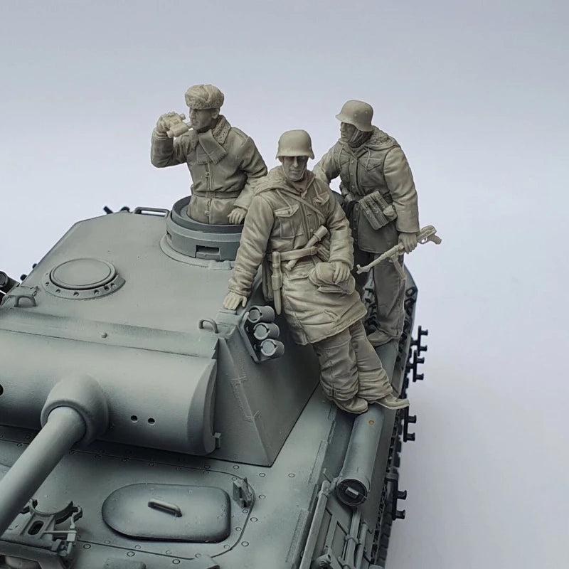 1/35 WWII Soviet Tank Crew and Infantry, 3 Figures, Resin Model Figure Kit, Unassembled and Unpainted