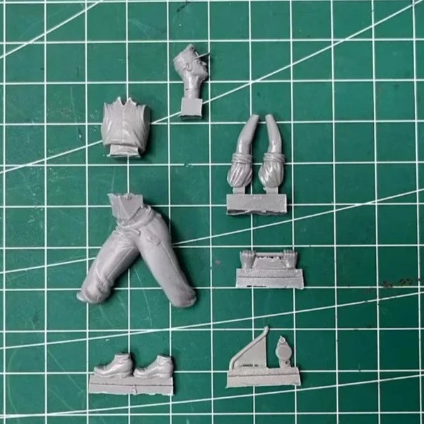 1/35 WWII Soldiers & Construction Workers, 5 Figures, Resin Model Figure Kit, Unassembled and Unpainted