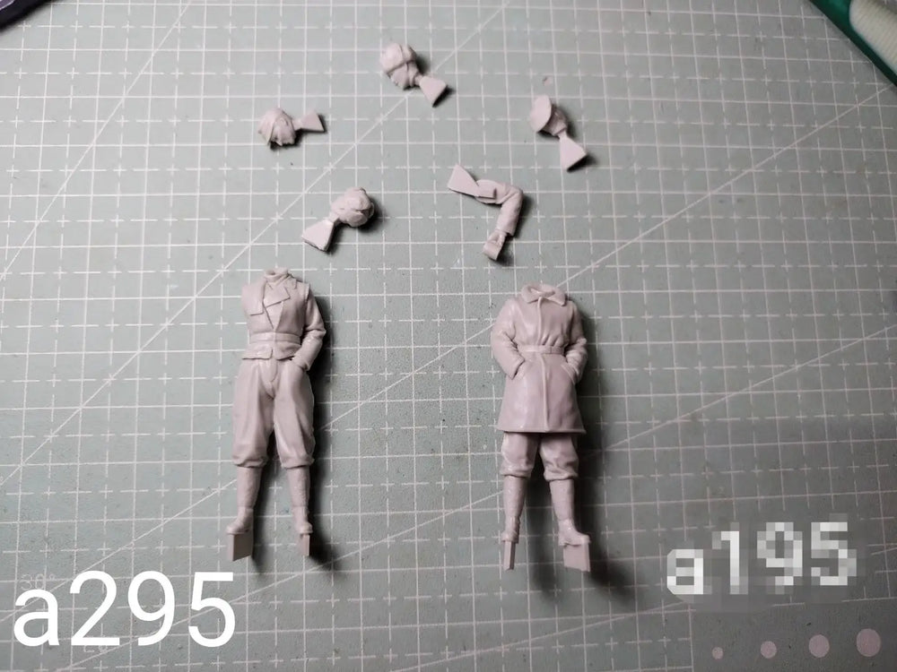 1/35 WWII German Panzer Officer and Crew Member, Resin Model Figure Kit, Unassembled and Unpainted