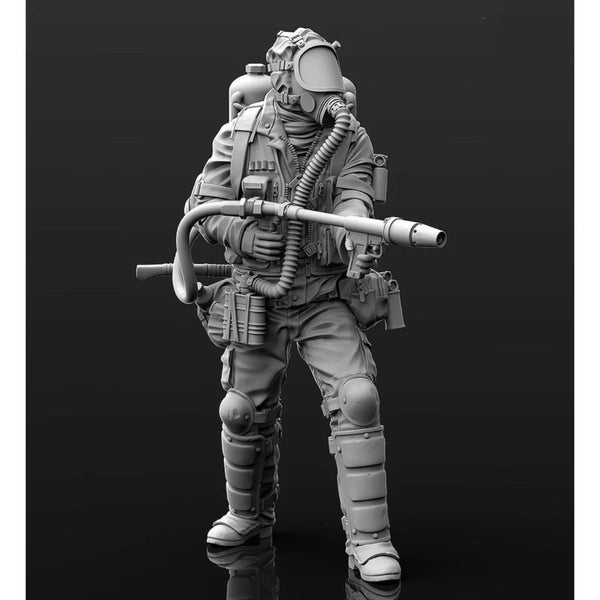 1/35 Modern Biochemical Flamethrower Soldier, Resin Model Figure Kit, Unassembled and Unpainted