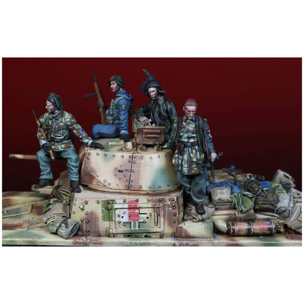 1/35 WWII Italian Tank Crew, 7 Figures, Resin Model Diorama Kit, Unassembled and Unpainted