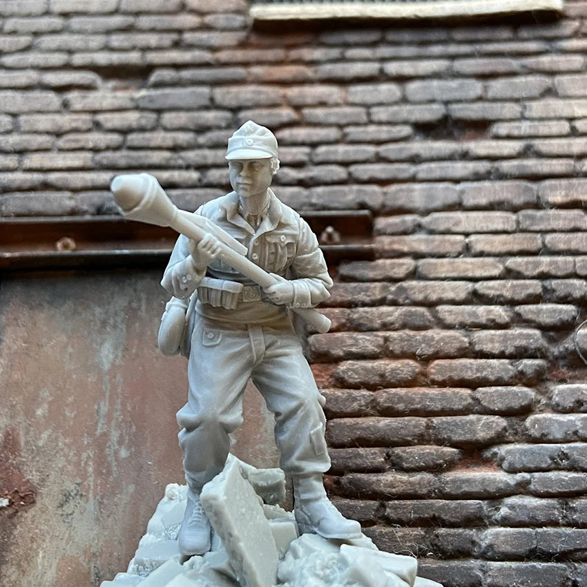 1/35 WWI British Infantryman with Hand Grenade, Resin Model Figure Kit, Unassembled and Unpainted