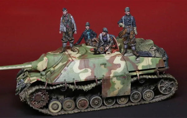 1/35 WWII German Wehrmacht & Panzer Tank, 4 Figures, Resin Model Diorama Kit, Unassembled and Unpainted
