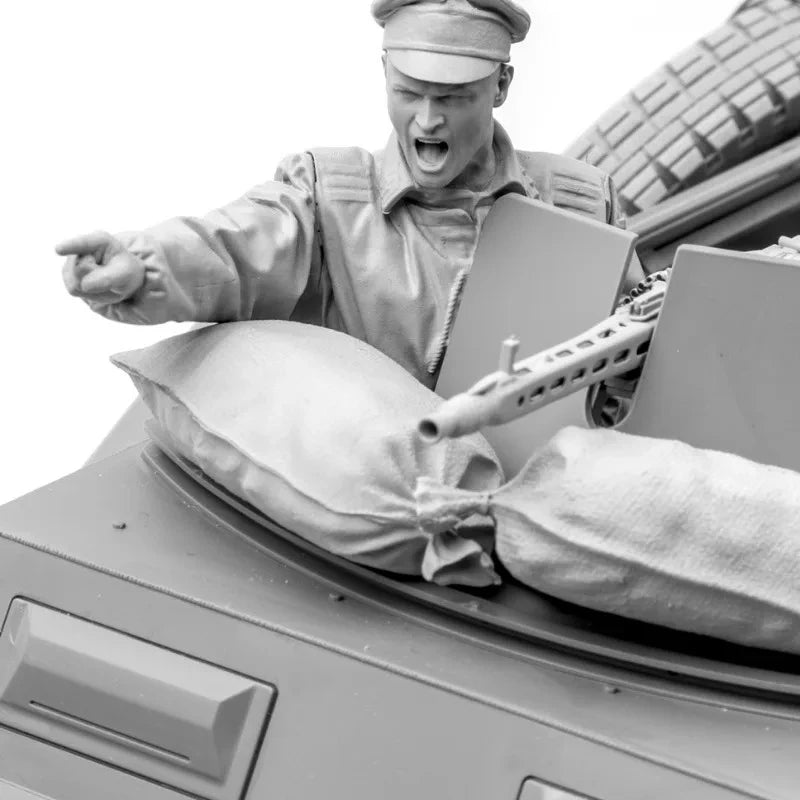 1/16 WWII German Officer Shouting Commands, Resin Model Figure Kit, Unassembled and Unpainted