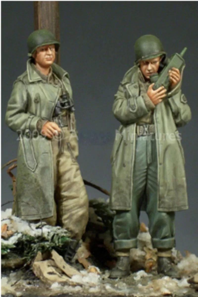 1/35 WWII US Army Officer, 2 Figures, Resin Model Figure Kit, Unassembled and Unpainted