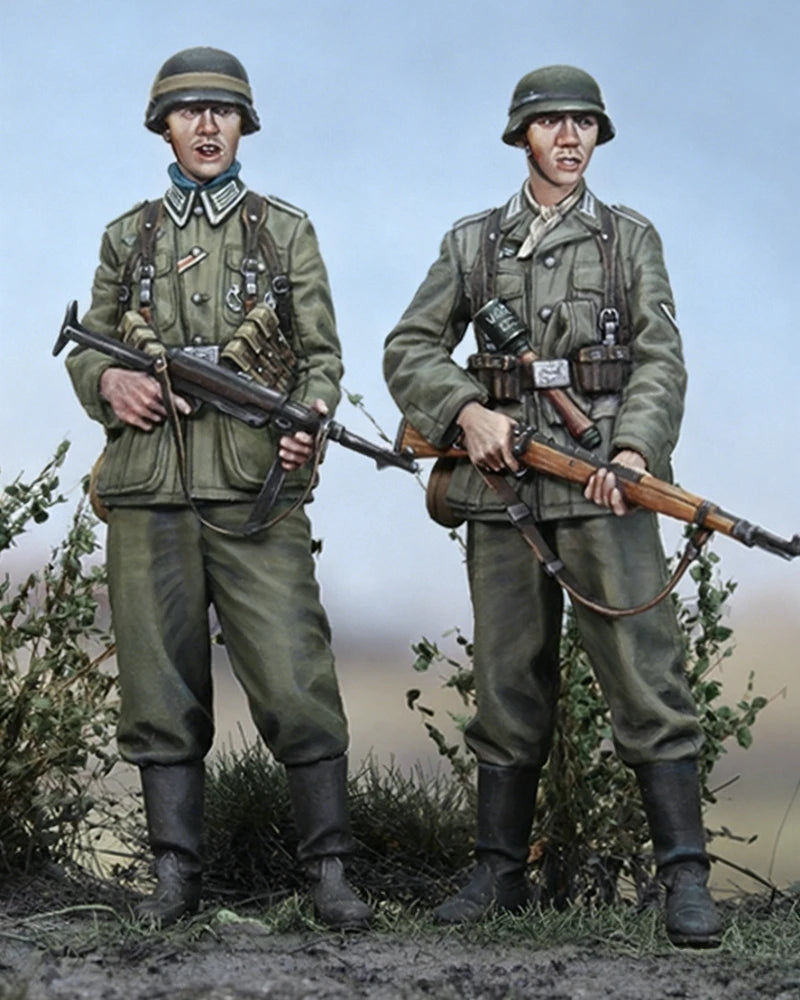 1/35 WWII German Riflemen with Spectacled Soldier, 4 Figures, Resin Model Figure Kit, Unassembled and Unpainted