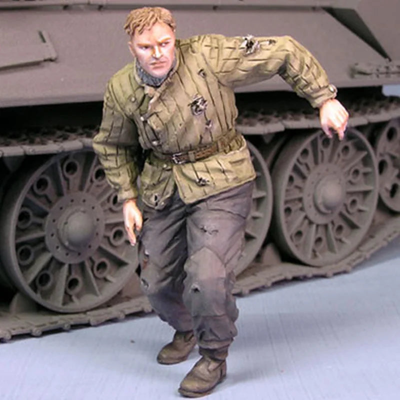 1/35 WWII Soviet Tank Crew Loader and Gunner, 2 Figures, Resin Model Figure Kit, Unassembled and Unpainted