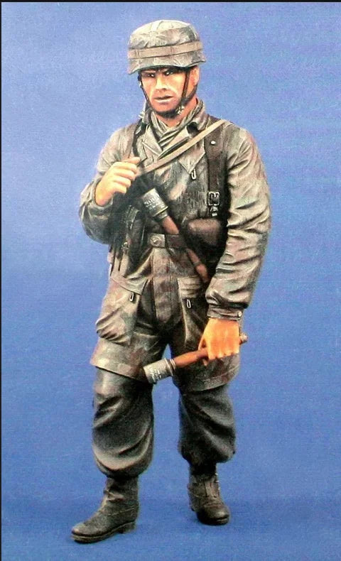 1/16 Modern US Infantryman Advancing with Rifle, Resin Model Figure Kit, Unassembled and Unpainted