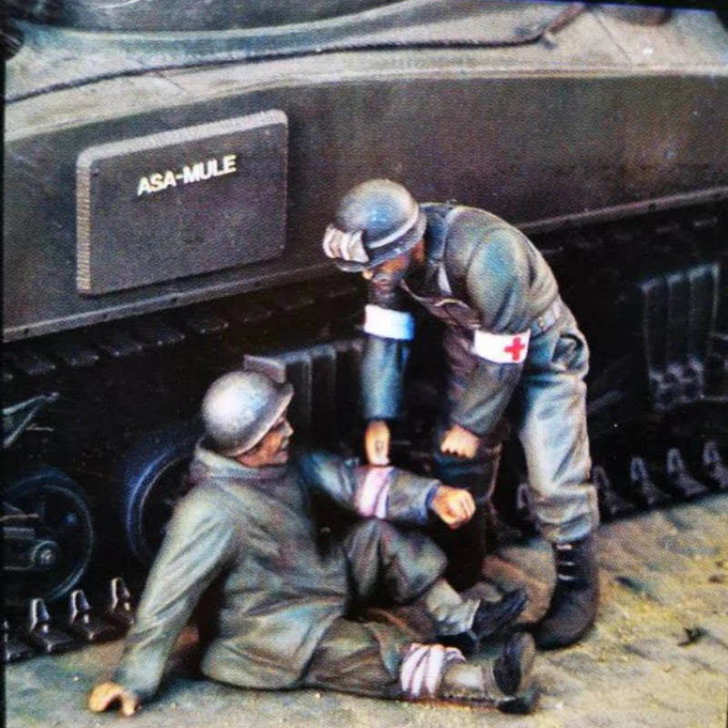 1/35 WWII Allied US Army Ambulance Medical Scene, 2 Figures, Resin Model Diorama Kit, Unassembled and Unpainted