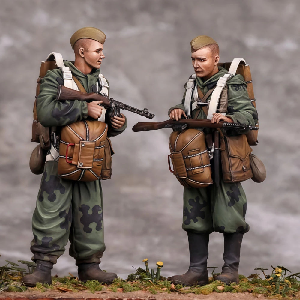 1/35 WWII Soviet Paratroopers, 2 Figures, Resin Model Figure Kit, Unassembled and Unpainted