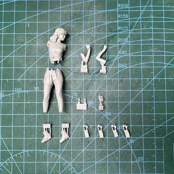 1/24 Modern 1980s Roller Skating Girl Arika, Resin Model Figure Kit, Unassembled and Unpainted
