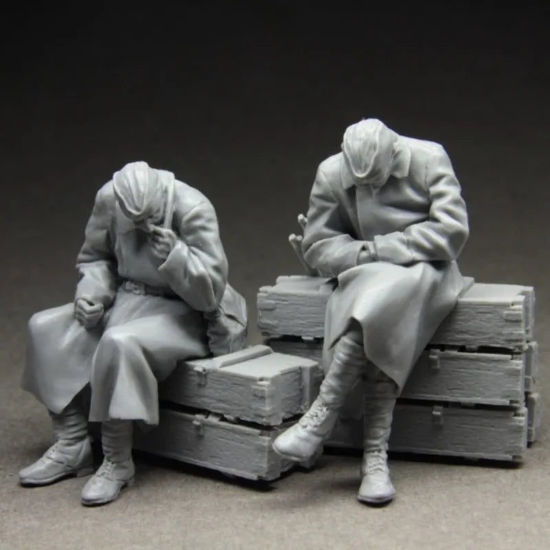 1/35 WWII Soviet Infantry Resting on Ammunition Crates, Resin Model Figure Kit, Unassembled and Unpainted