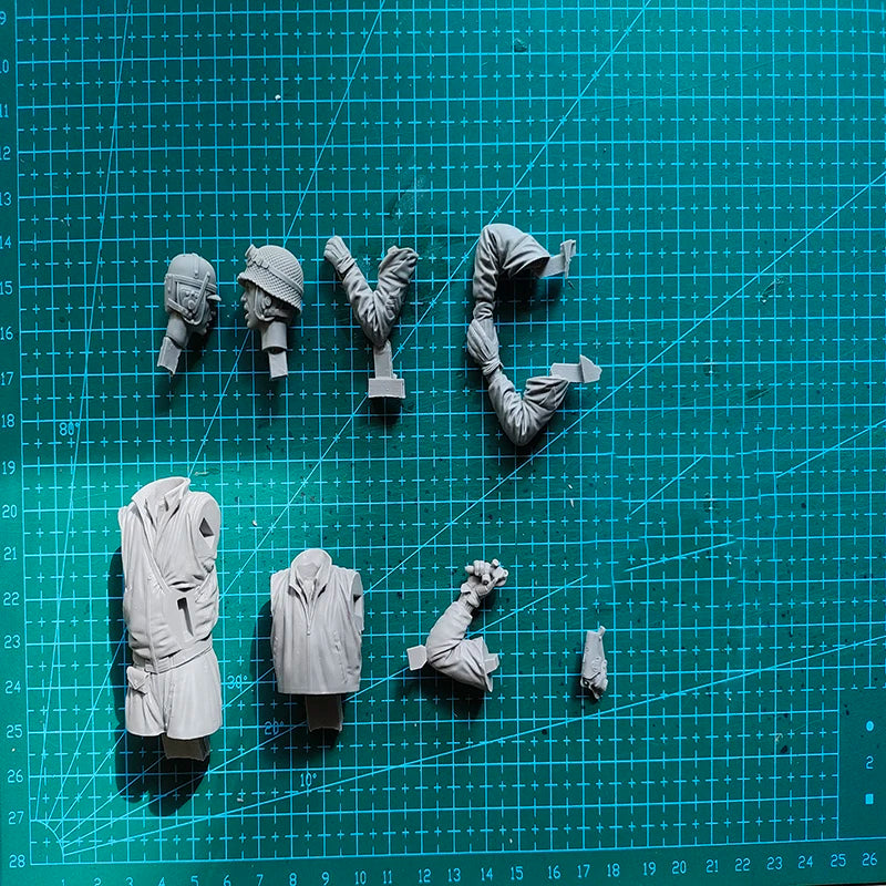 1/16 WWII German Infantry in Winter Field Gear, 2 Figures, Resin Model Figure Kit, Unassembled and Unpainted