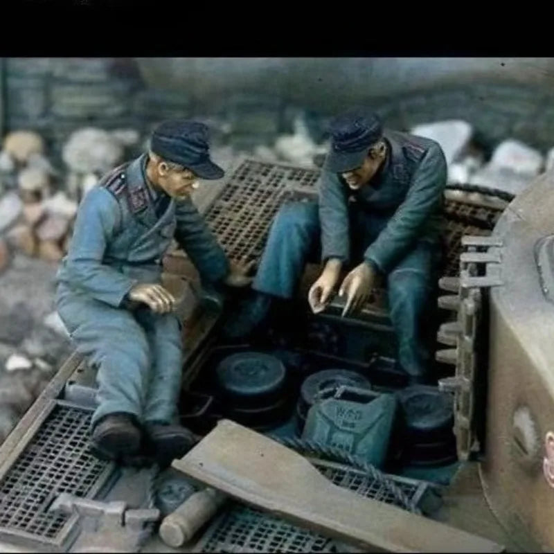 1/35 WWII German Tank Crew Engine Repair, 2 Figures, Resin Model Figure Kit, Unassembled and Unpainted