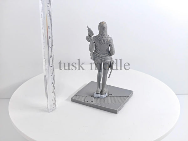 90mm Modern Female Operator with Rifle, Resin Model Figure Kit, Unassembled and Unpainted
