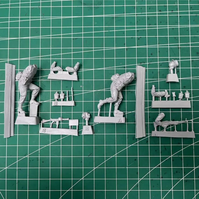 1/35 WWII German Infantry Squad with Commander, 2 Figures, Resin Model Figure Kit, Unassembled and Unpainted