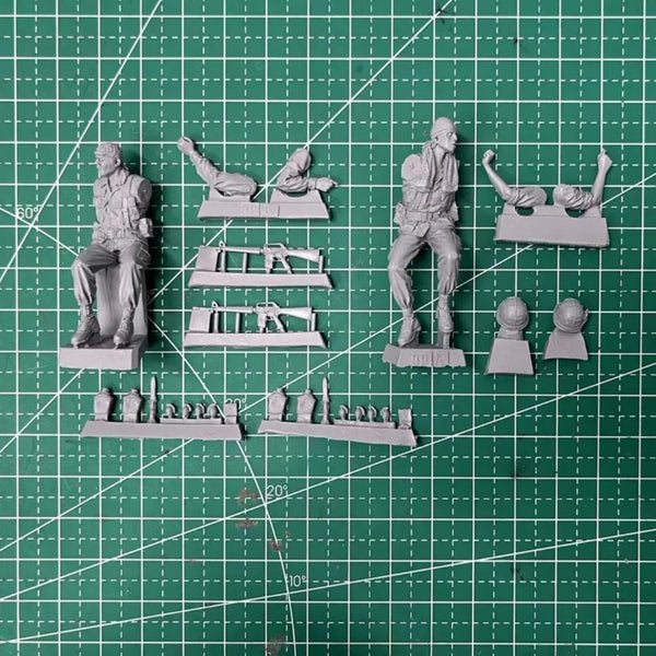 1/35 Vietnam War US Infantry Squad in Assault, 2 Figures, Resin Model Figure Kit, Unassembled and Unpainted