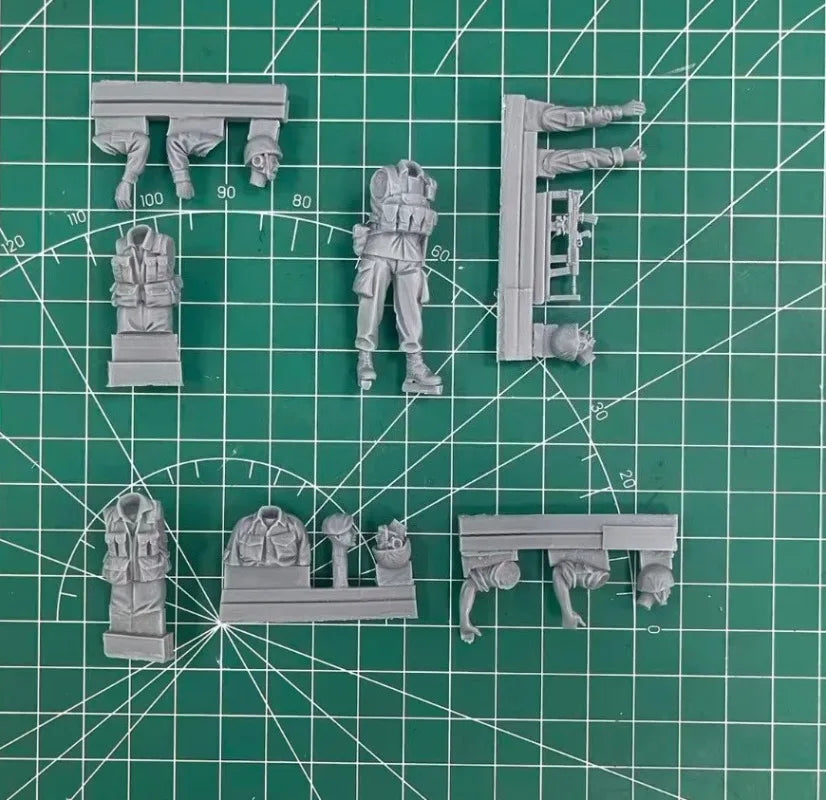1/35 Modern British Scorpion Crew, 2 Figures, Resin Model Diorama Kit, Unassembled and Unpainted