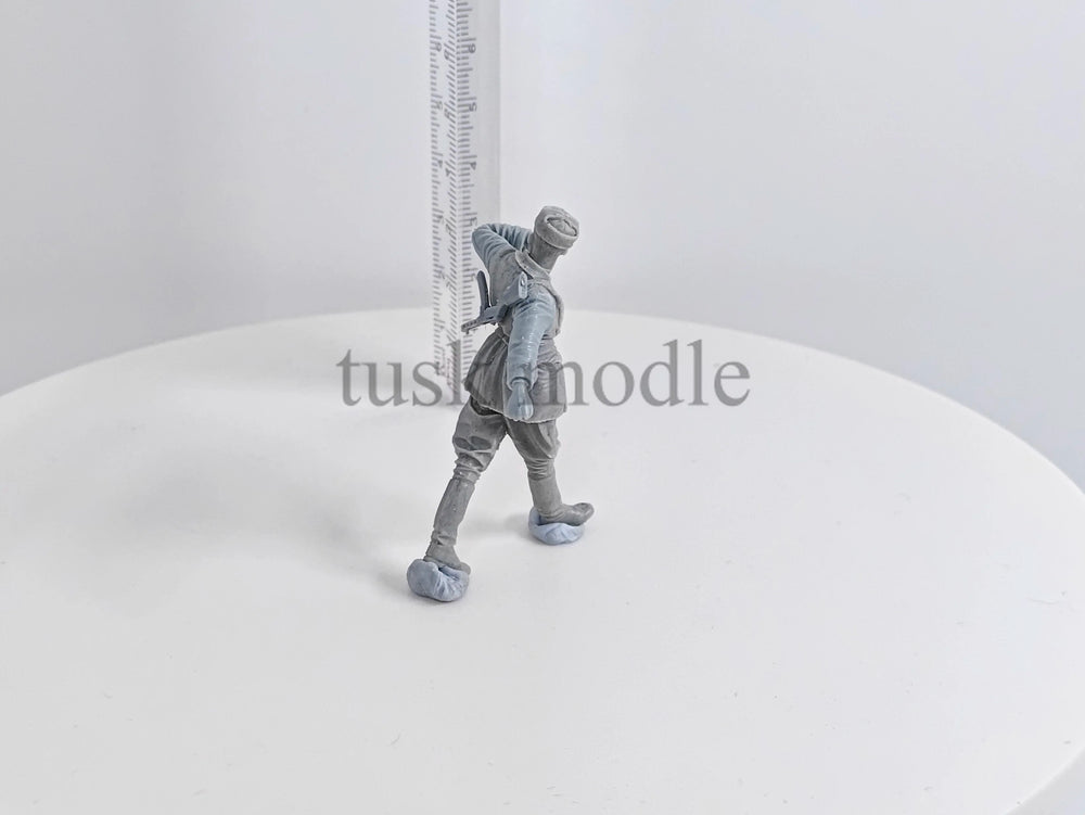 1/35 WWII Russian Infantry Charging Forward, Resin Model Figure Kit, Unassembled and Unpainted