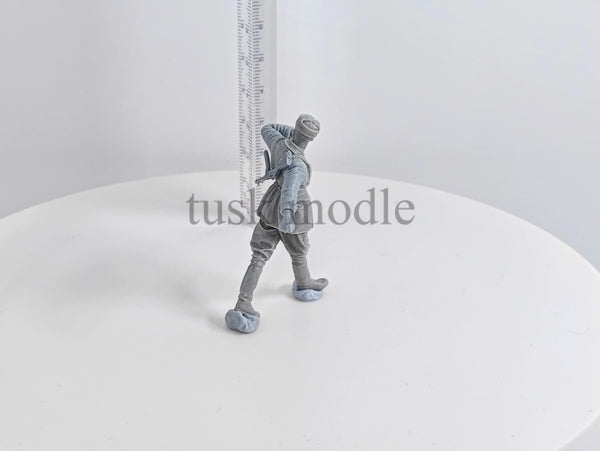 1/35 WWII Russian Infantry Charging Forward, Resin Model Figure Kit, Unassembled and Unpainted