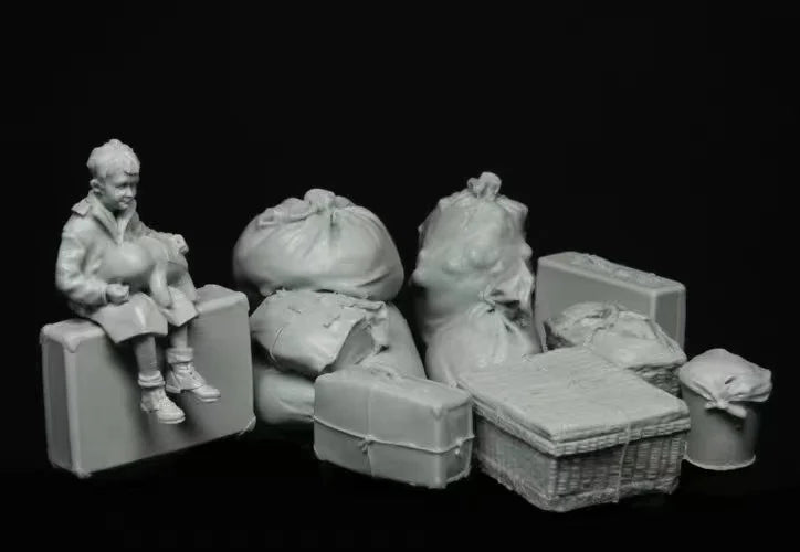 1/35 WWII Refugee Boy with Luggage, Resin Model Figure Kit, Unassembled and Unpainted