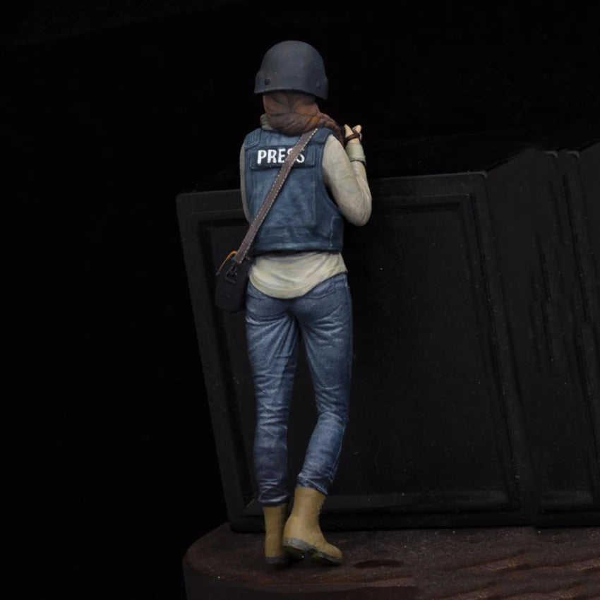 1/16 Modern Female War Correspondent in Press Vest, Resin Model Figure Kit, Unassembled and Unpainted