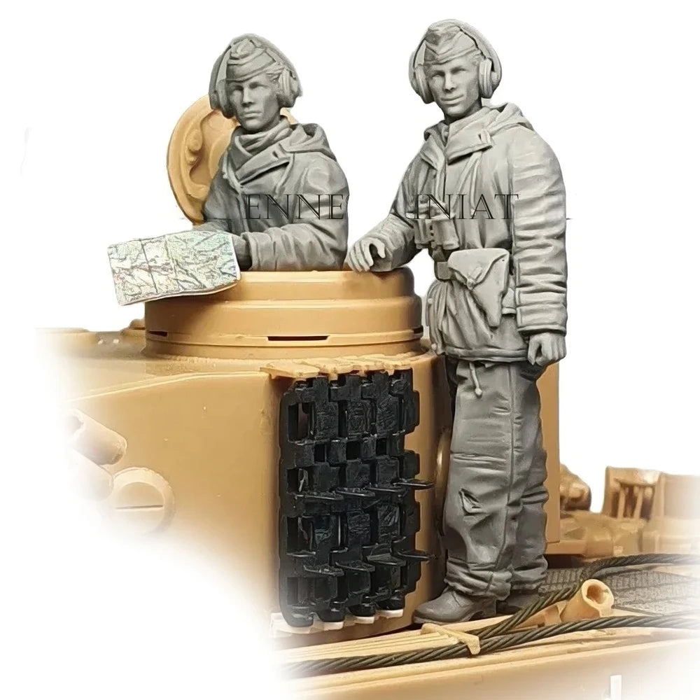 1/35 WWII German Tank Crew Reviewing Map, 2 Figures, Resin Model Figure Kit, Unassembled and Unpainted