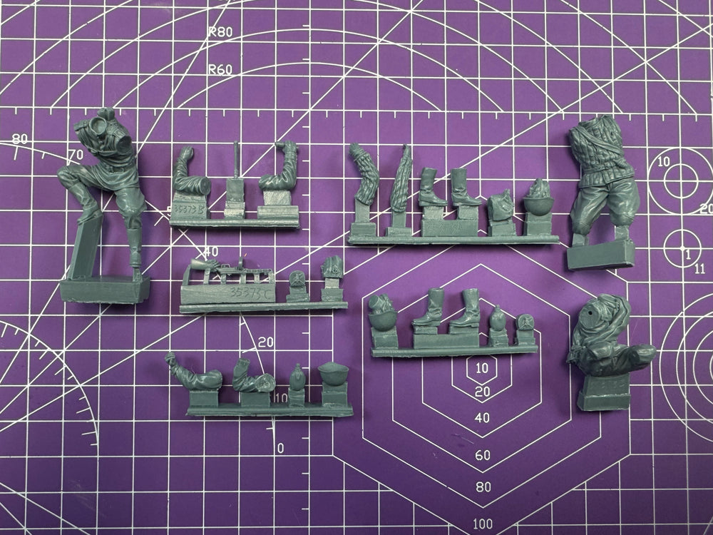 1/35 WWII Soviet Tank Crew Resting, 4 Figures, Resin Model Figure Kit, Unassembled and Unpainted