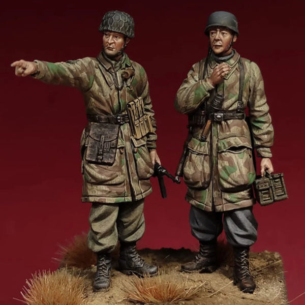 1/35 WWI Infantryman Pointing with Equipped Soldier, 2 Figures, Resin Model Figure Kit, Unassembled and Unpainted